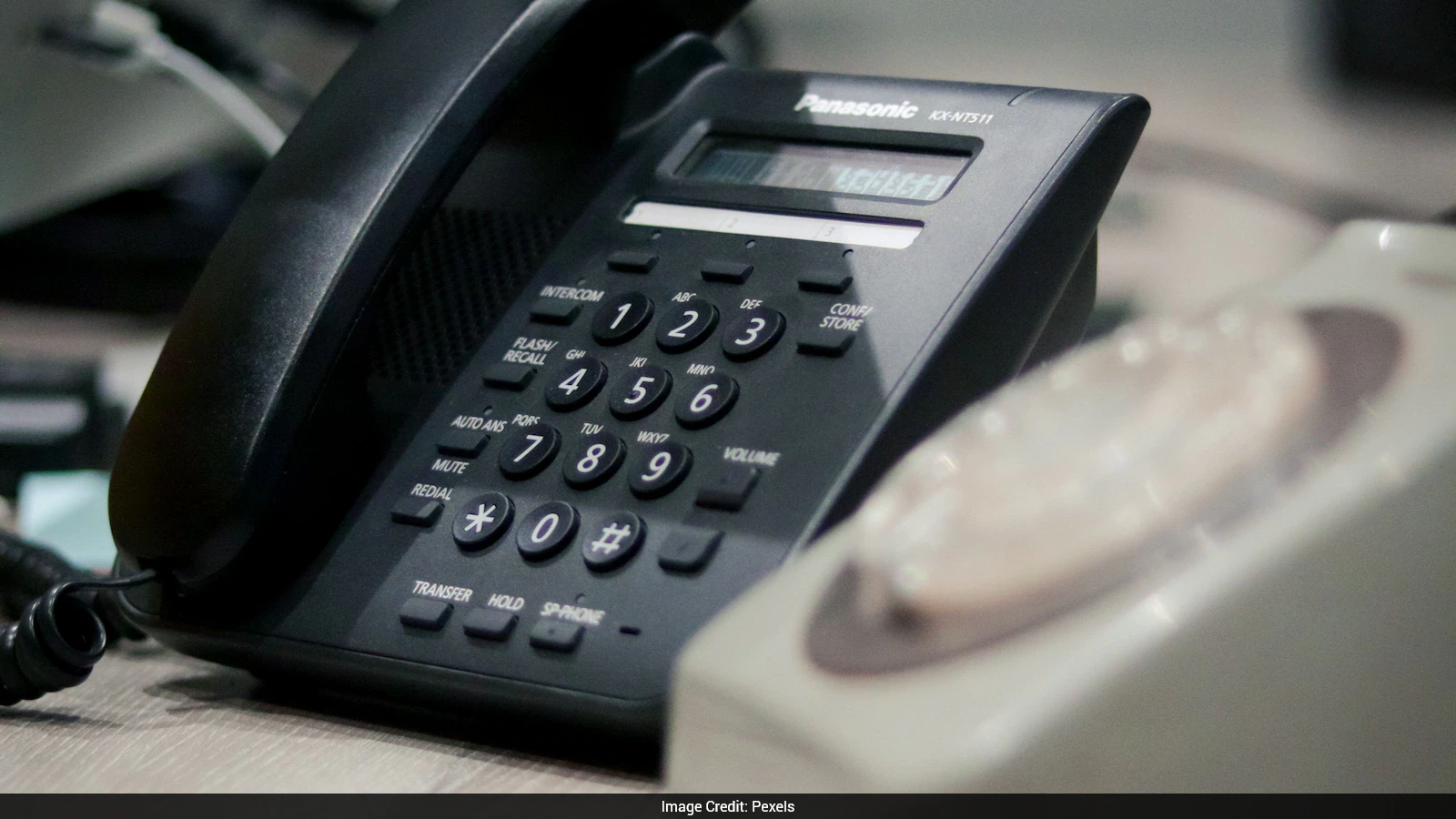 Woman Recalls Life Before Smartphones, Highlights Technology's Transformation