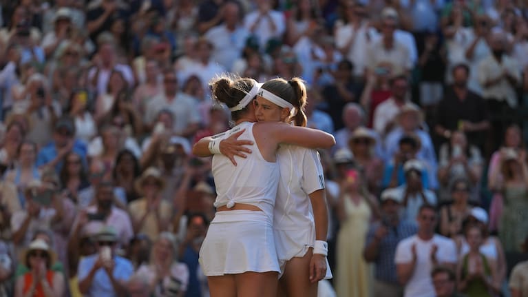 Noskova and Muchova previously played doubles together, and have remained friends.