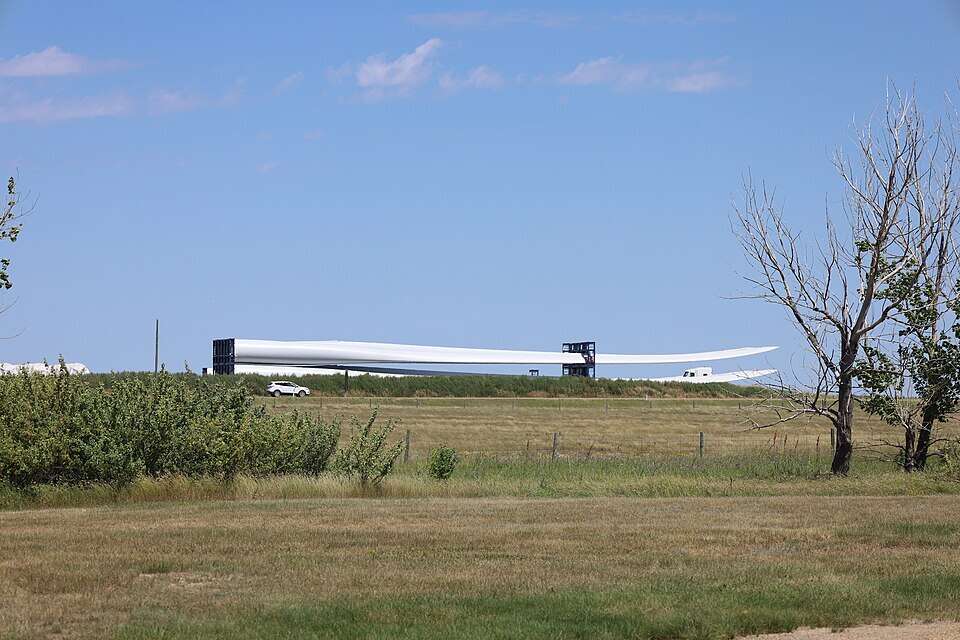 New wind turbine blades, Hanna Alberta. Image Credits: Wikimedia Commons. Wind_turbine_blades_Hanna_Alberta_2