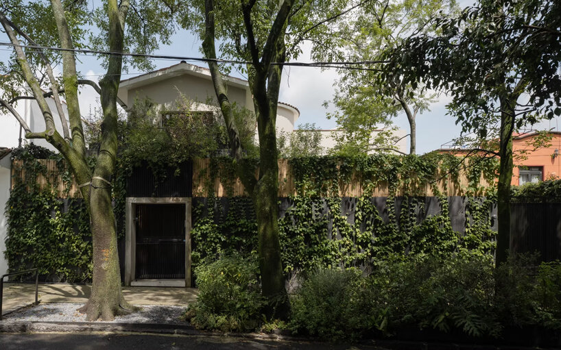 casa kiki revives a 1930s california-style home around a pink turret in mexico city - 1