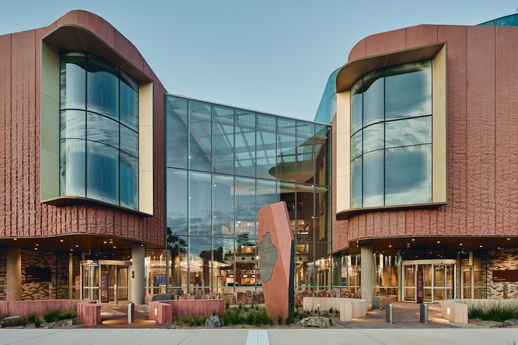 The building’s precast concrete walls recall the cliffs of the nearby Wirribi-yaluk/Werribee River.