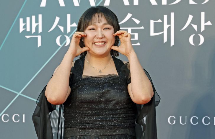 Comedian Lee Su-ji poses during a red carpet event for the Baeksang Arts Awards at Coex in Seoul, May 8. Newsis