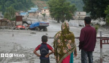 Nepal-Tibet: More than 350 killed in Nepal as rising lake raises fear of new flood - follow live - BBC