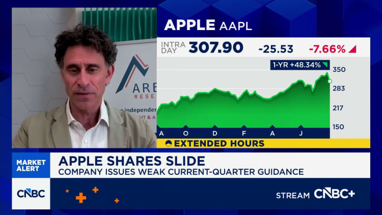 Apple is in ‘great relative shape’ compared to the rest of the market, says Arete's Richard Kramer