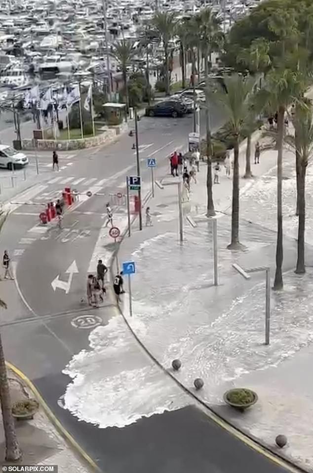 Holidaymakers and locals were spotted fleeing from Platja de s'Arenal beach on the Spanish Balearic Island