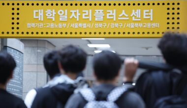 Job seekers visit a job support center at a university in Seoul, June 23. Yonhap