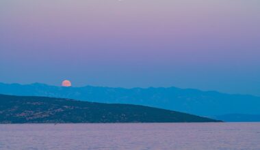 APOD: 2026 August 1 – Buck Moon and Belt of Venus