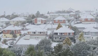 Sleet and snow hit Wellington, Dunedin police issue ice warning
