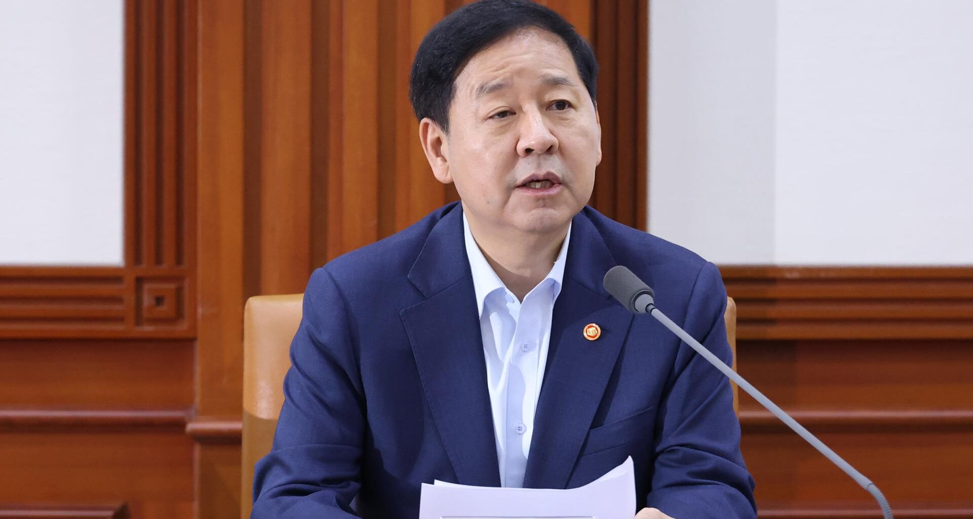 Finance Minister Koo Yun-cheol speaks during a meeting with economy-related ministers held at the Government Complex Seoul, Thursday. Yonhap