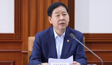 Finance Minister Koo Yun-cheol speaks during a meeting with economy-related ministers held at the Government Complex Seoul, Thursday. Yonhap