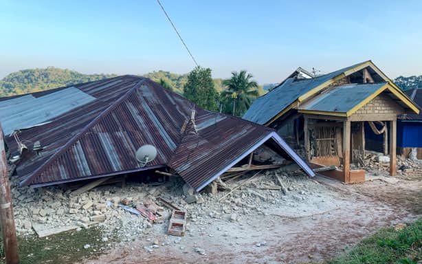 Damaged houses are seen following a 7.0-magnitude earthquake in Ruteng, Manggarai, East Nusa Tenggara, on August 15, 2026. A strong 7.7-magnitude earthquake struck off Flores island in eastern Indonesia early on August 15, the US Geological Survey and Indonesian authorities said, triggering a tsunami warning and prompting hundreds to evacuate. (Photo by SELO / AFP)