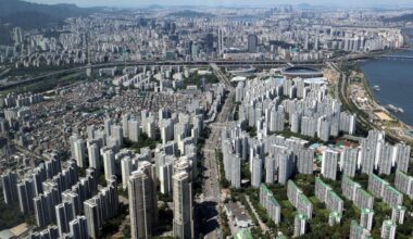 A view of apartment complexes in Seoul seen from the Lotte World Tower, Wednesday / Yonhap