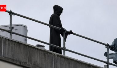 Man dressed as ‘Grim Reaper’ climbs onto hospital roof with long blade, apparently trying to scare patients | World News