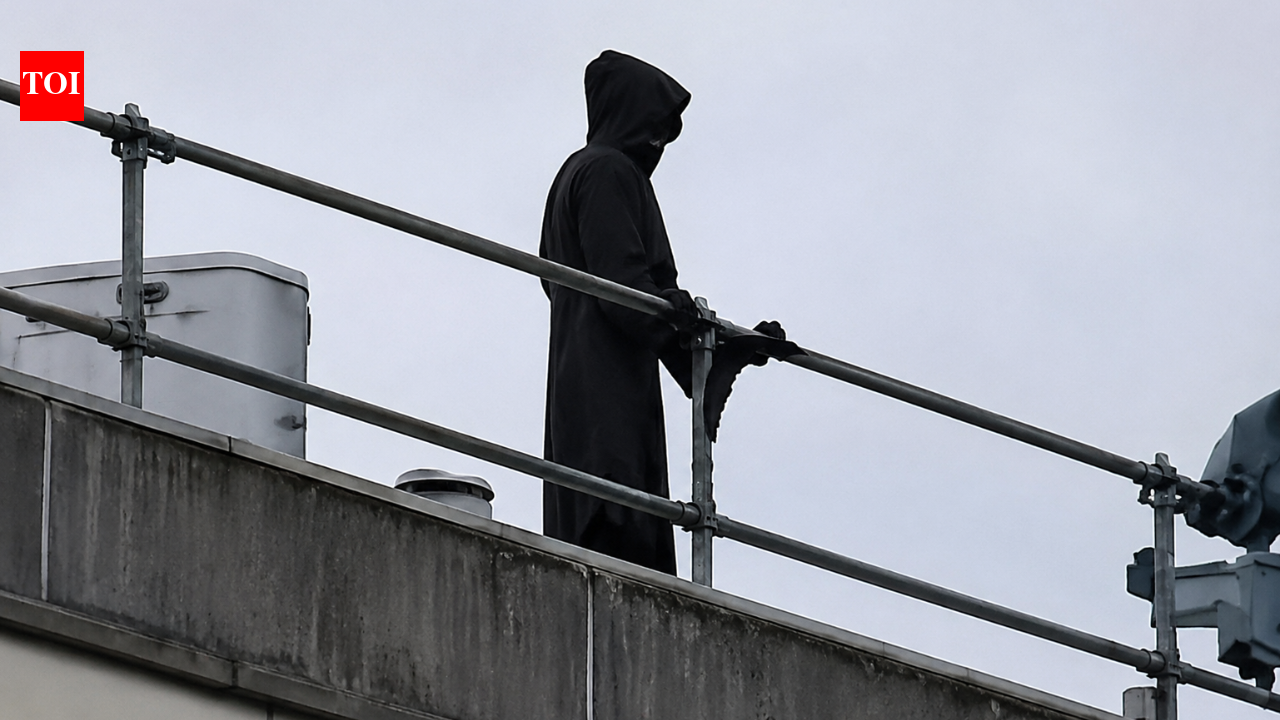 Man dressed as ‘Grim Reaper’ climbs onto hospital roof with long blade, apparently trying to scare patients | World News