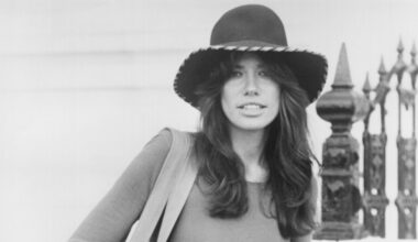 Carly Simon Reaches New Chart Peaks Half A Century After Becoming A Star