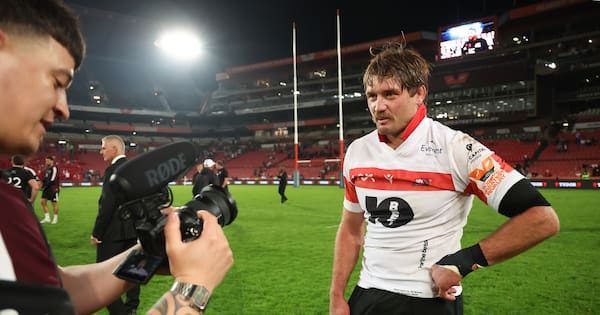 Sav in South Africa: Ethan's mo and Ian Kirkpatrick holds court