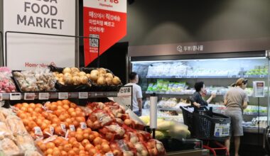 People shop at a supermarket in Seoul, Thursday. Yonhap