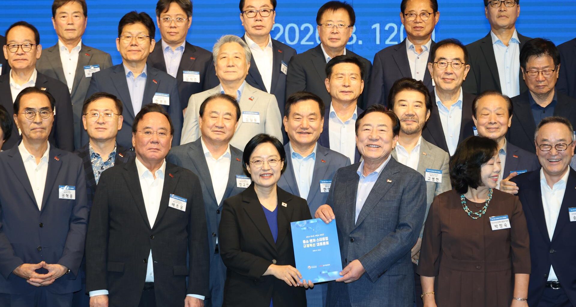 Prime Minister Han Seong-sook, front row third from left, poses with other officials at a conference on regulations of small and midsized enterprises (SMEs) at KBIZ-Korea Federation of SMEs in Seoul, Aug. 12. Yonhap