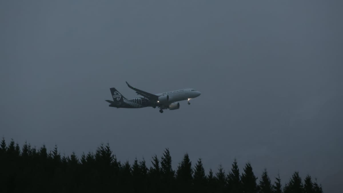 Strong winds force Air New Zealand flight to abandon Queenstown landing
