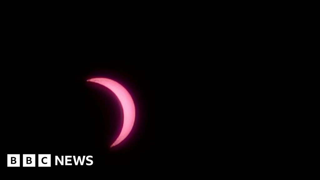 Photos show rare solar eclipse in Yorkshire - BBC