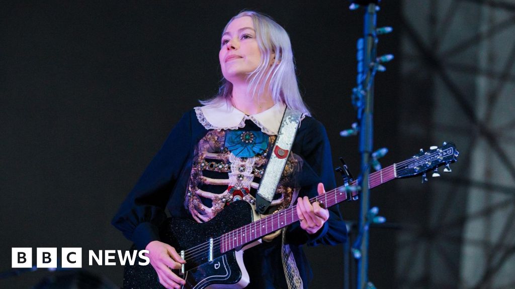 Phoebe Bridgers Lost Weekend: Planetarium album experience comes to Armagh - BBC