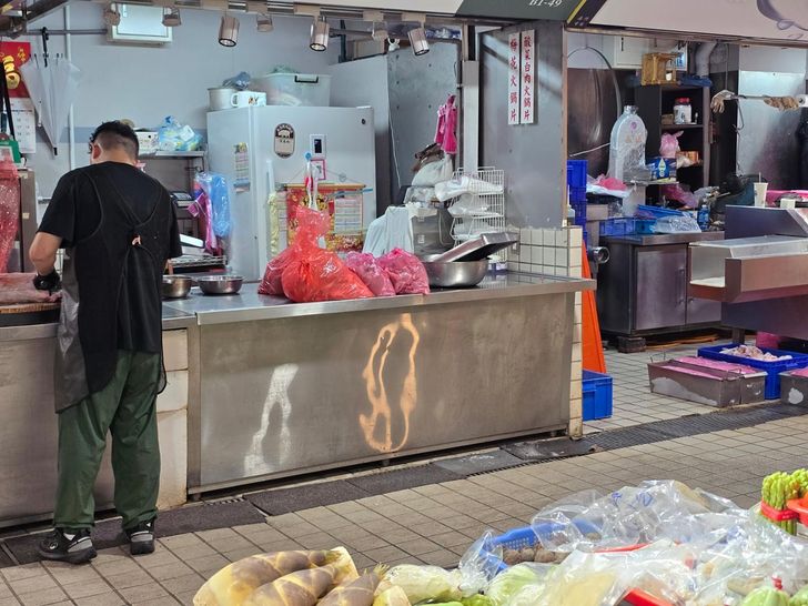 A shop worker prepares to open for business at a market in Taipei on July 26. Korea Times photo by Shin Eun-byul