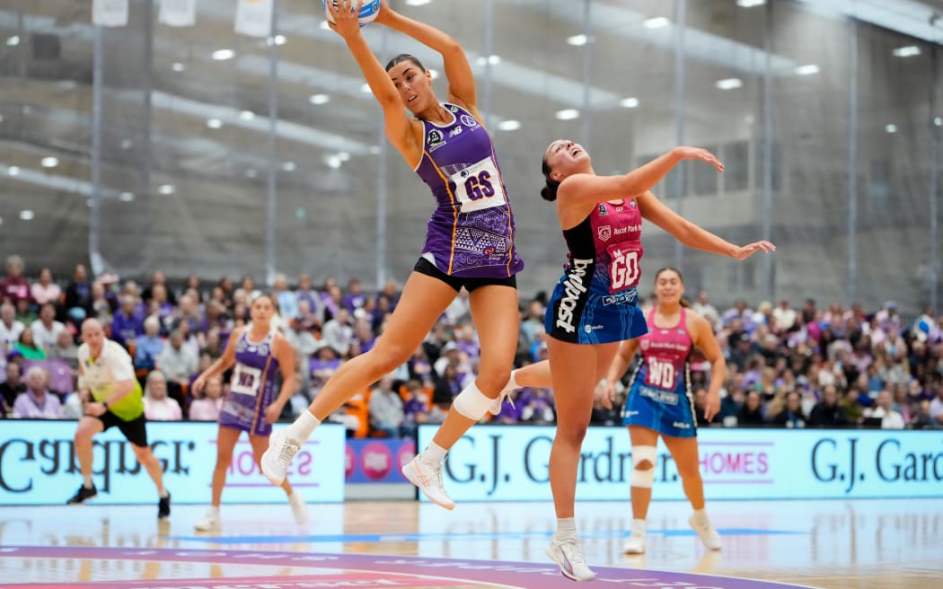 Stars shooter Amelia Walmsley claims possession.