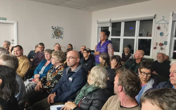 Chrissie Ryeburn addresses the meeting.