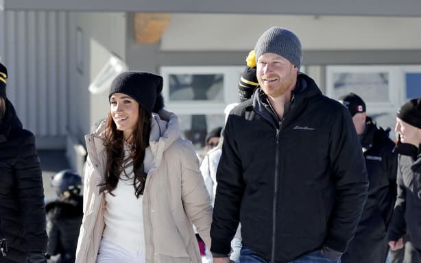 WHISTLER, BRITISH COLUMBIA - FEBRUARY 14: (L-R) Meghan, Duchess of Sussex and Prince Harry, Duke of Sussex attend Invictus Games Vancouver Whistlers 2025's One Year To Go Winter Training Camp on February 14, 2024 in Whistler, British Columbia. Andrew Chin/Getty Images/AFP (Photo by Andrew Chin / GETTY IMAGES NORTH AMERICA / Getty Images via AFP)