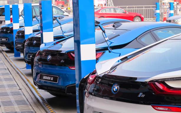 --FILE--Electric vehicles of BMW i8 are being recharged at a BMW's charging station in Shanghai, China, 11 May 2016.
German carmaker BMW said it will raise the prices of two US-made crossover sport utility vehicles (SUV) in China to cope with the additional cost of tariffs on US car imports into the world's biggest auto market. In a move due to take effect on Monday (30 July 2018), BMW said in a statement to Reuters over the weekend that it will increase suggested retail prices of the popular, relatively high-margin X5 and X6 SUV models by 4 percent to 7 percent. The rates of increase suggest that BMW is willing to absorb much of the higher costs stemming from bringing the SUVs to China from its factory in South Carolina, underscoring the fierce competition among luxury car brands in China. BMW's move comes after China imposed new tariffs earlier this month on about $34 billion of US...