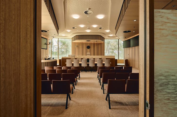 High ceilings in courtrooms, hearing rooms and mediation spaces further enhance a sense of internal openness.