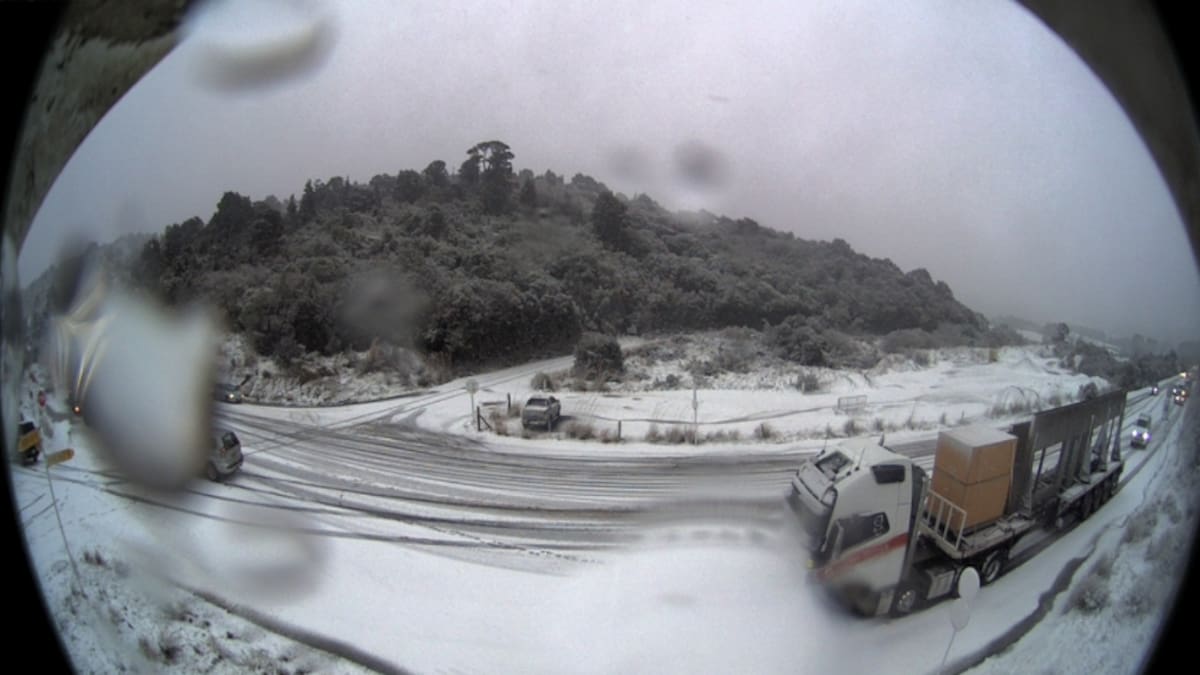 Dunedin snow: State Highway 87 closed as vehicles become stuck