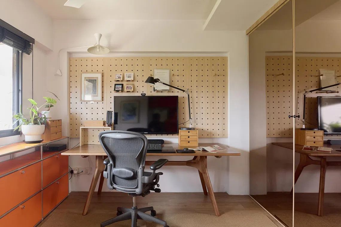 The home office is not just a workspace, but can also double as a guest room.