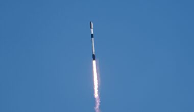 SpaceX launches 24 Starlink satellites to orbit from California (video)