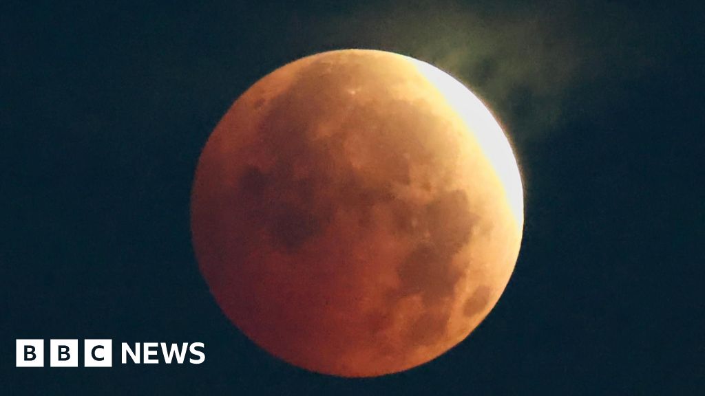 Stunning partial eclipse photographs from Sussex - BBC