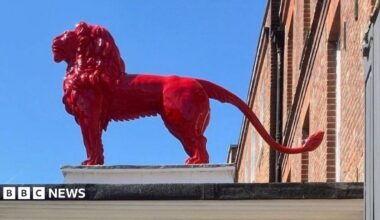 A close up of the red lion. It is shimmering in the sun.