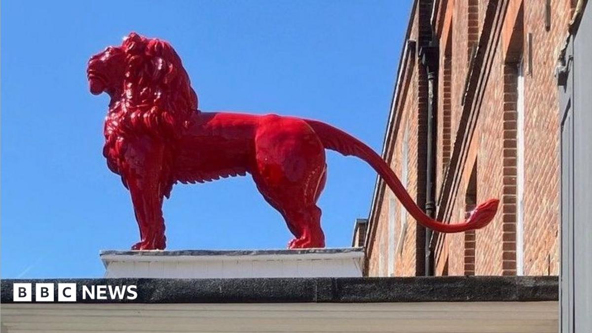 A close up of the red lion. It is shimmering in the sun.