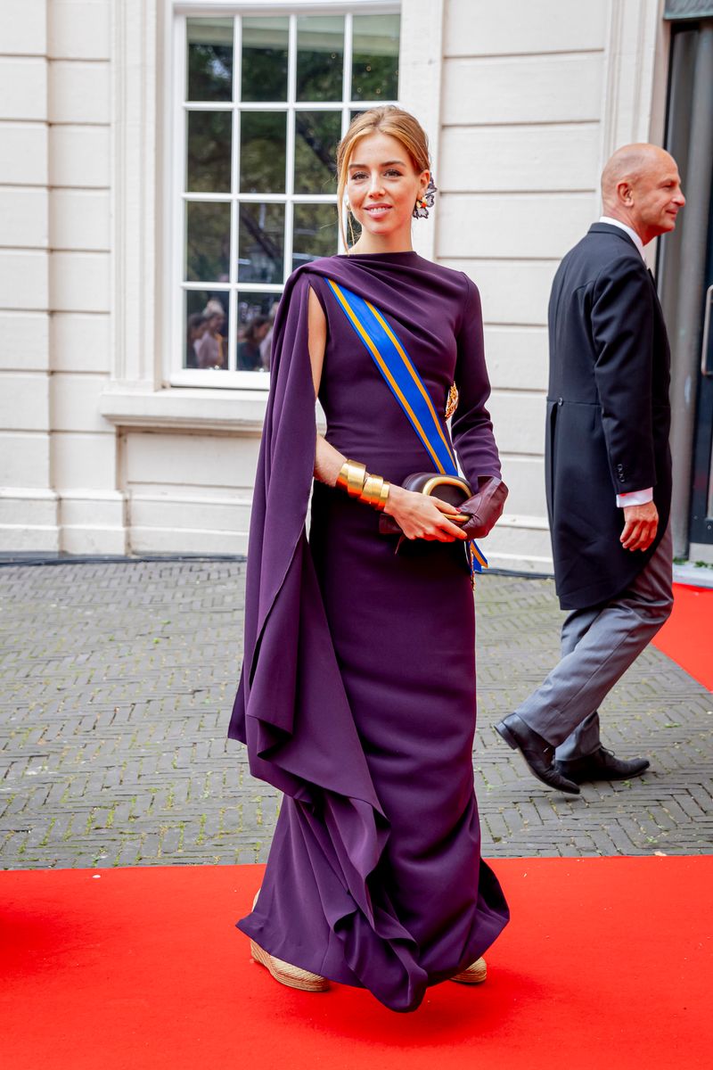 For Prinsjesdag 2025, Alexia embraced dramatic elegance in a cape gown by Solace London, styled with Zara and Castañer accessories.