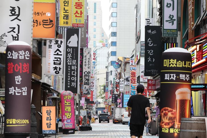 Restaurant and bar signs are seen along an alley in Jongno District, Seoul, Aug 17. Newsis