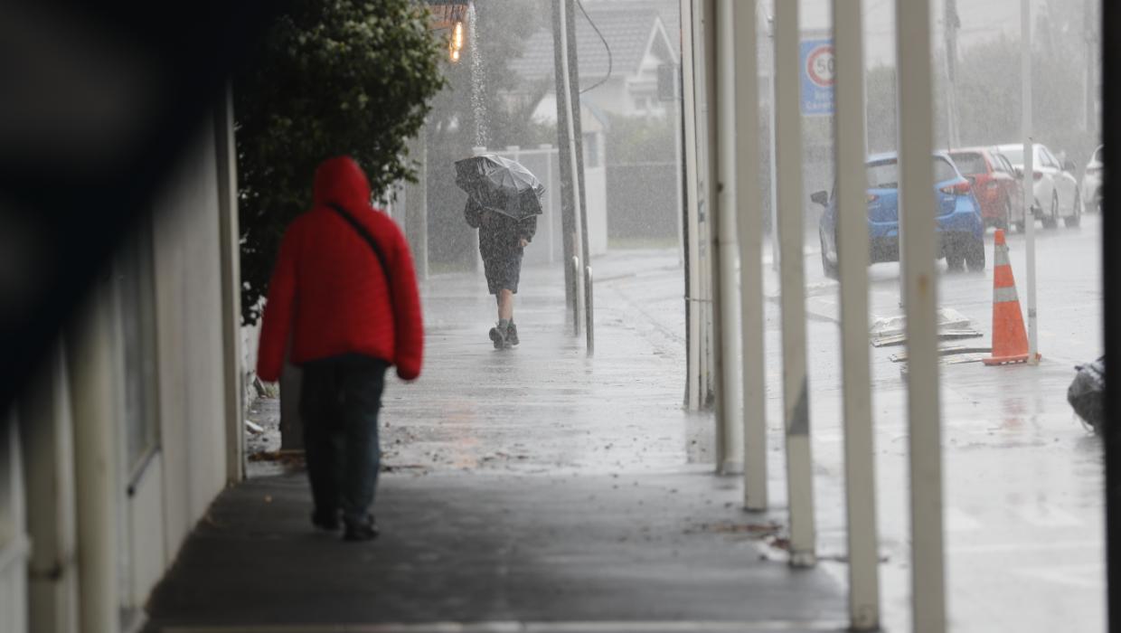 Heavy rain,120km/h gales and snow forecast for parts of NZ this weekend - Stuff