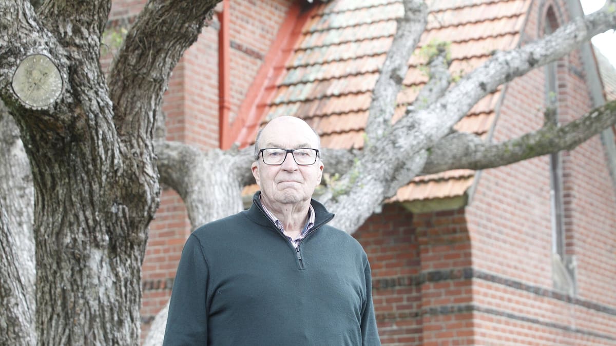 Wellington residents protest building ’exceptionally ugly’ cell tower next to historical church