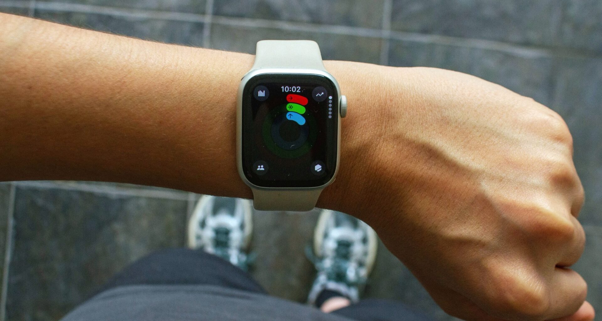 Rumors suggest Apple Watch with round display or no screen at all