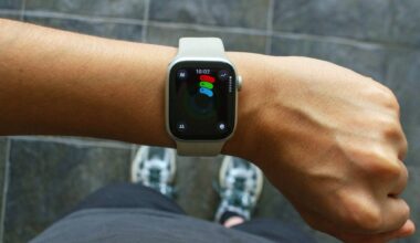 Rumors suggest Apple Watch with round display or no screen at all