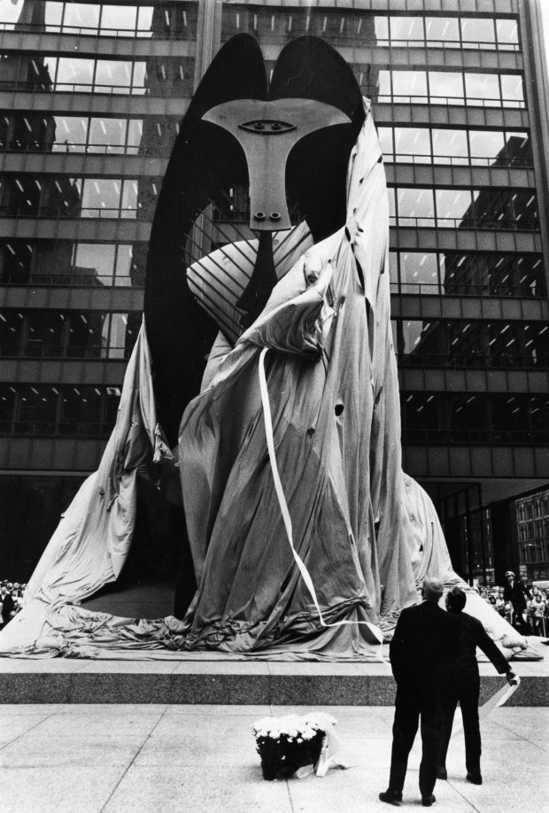 Mayor Richard J. Daley and architect William Hartmann unveil Chicago's Picasso sculpture on Aug. 15, 1967. (George Quinn/Chicago Tribune)