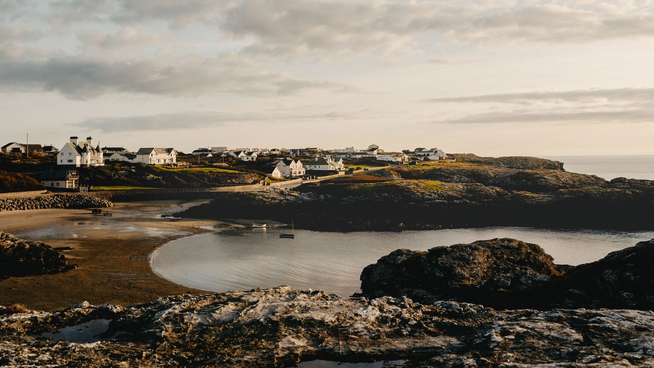 An Art Deco house overlooking the sea provides the perfect home for a dynamic shell artist