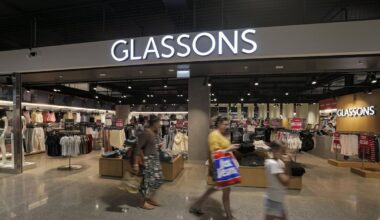 Glassons Sydney shoppers injured at store opening as crowd surges in rush to be first