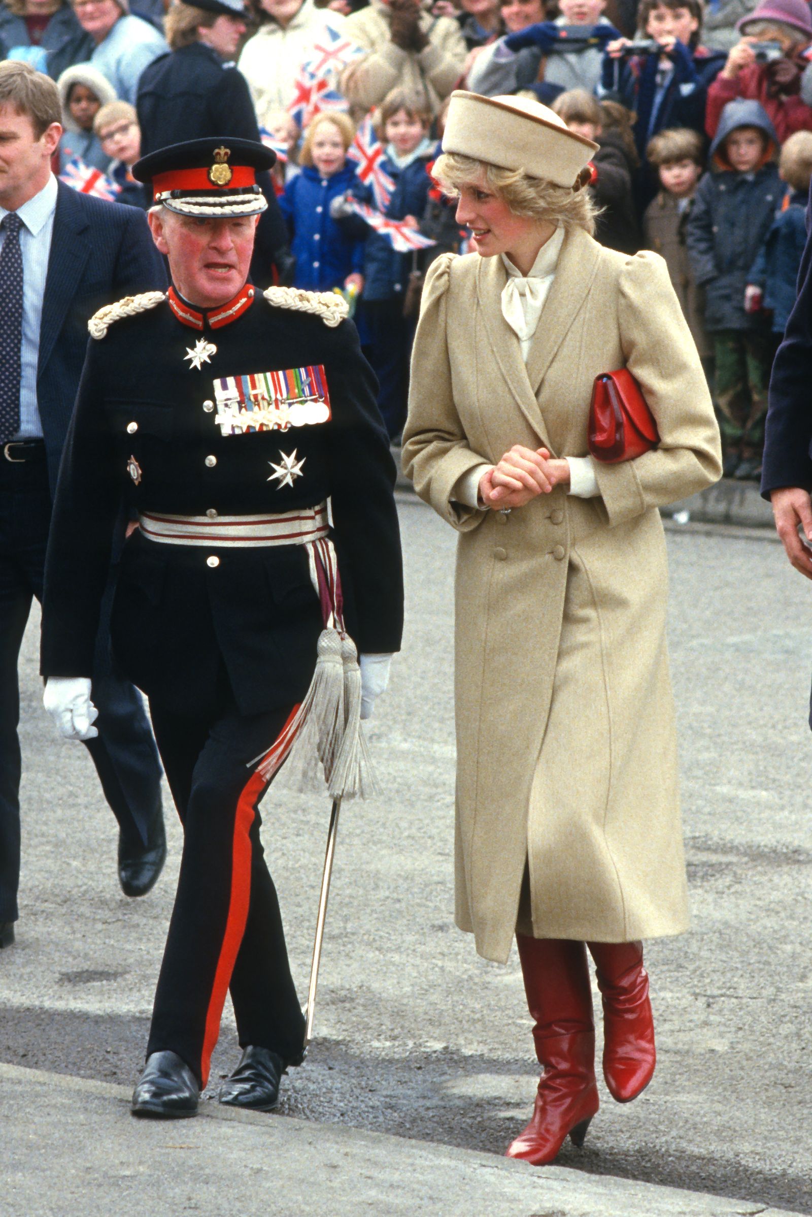 Prinzessin Diana trägt einen beigen Mantel