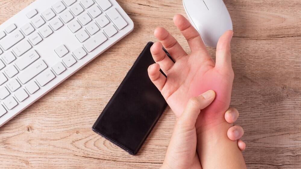 The hands, too, may suffer from overuse syndromes as a result of prolonged phone use (Photo: Shutterstock) טלפון