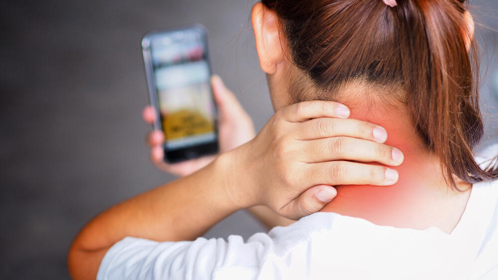 Prolonged phone use has been linked to strain on the neck, eye fatigue and pain in the hands (Photo: Shutterstock) טלפון
