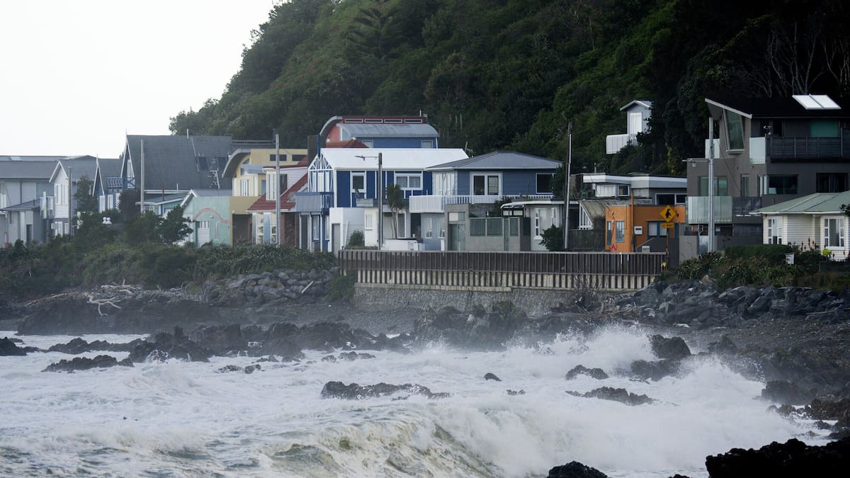 Weather: Thousands without power across Wellington and the South Island